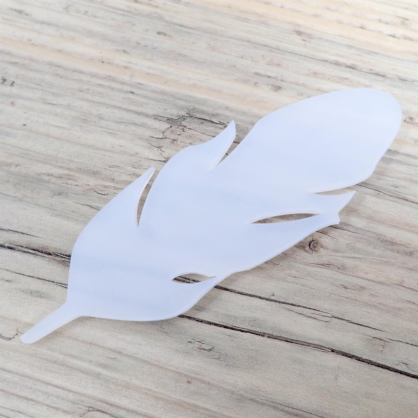 [R&F] Polar White Cast Acrylic Feather Decorations, 100mm (Style 3) (Pack of 4)